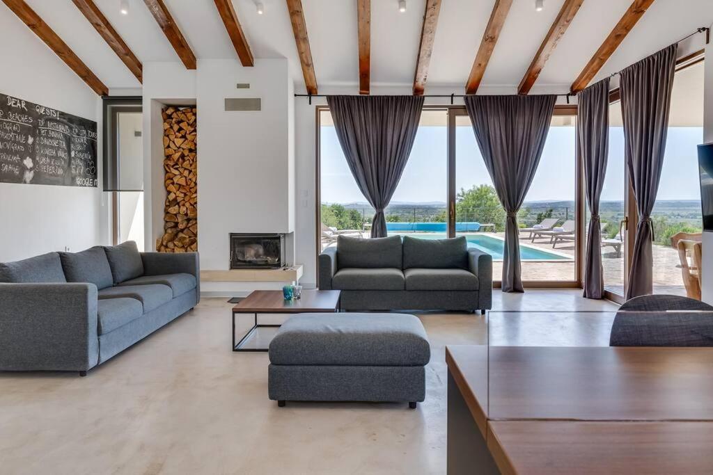 Villa T, Spacious With Heated Pool, Hot Tub & Sauna Rastevic エクステリア 写真
