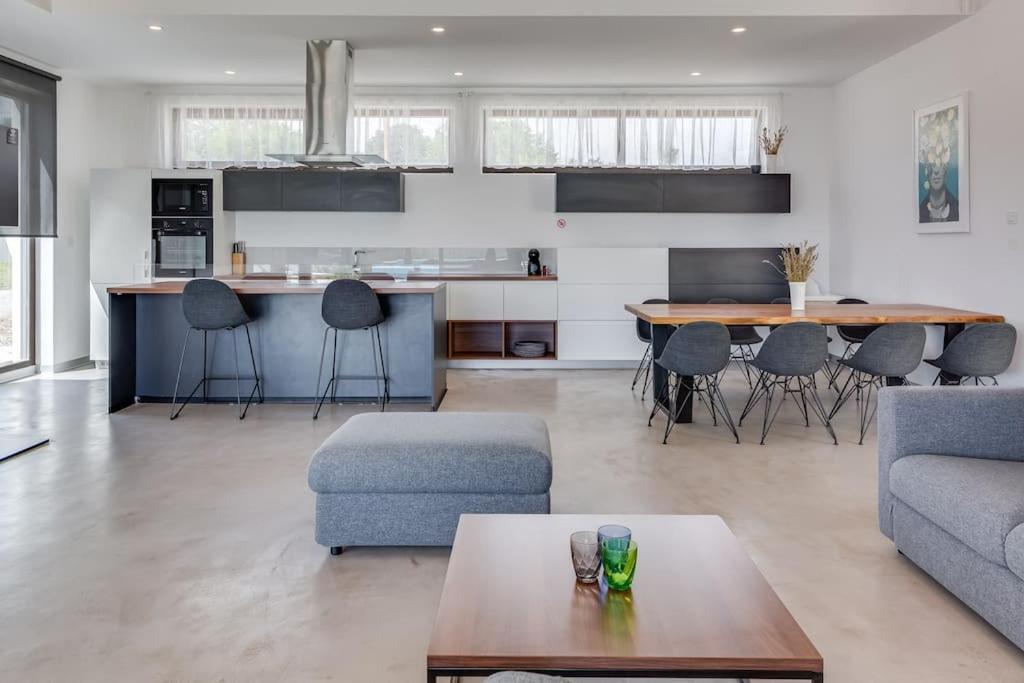 Villa T, Spacious With Heated Pool, Hot Tub & Sauna Rastevic エクステリア 写真