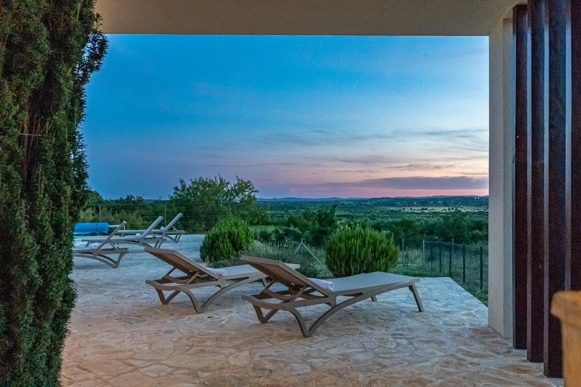 Villa T, Spacious With Heated Pool, Hot Tub & Sauna Rastevic エクステリア 写真
